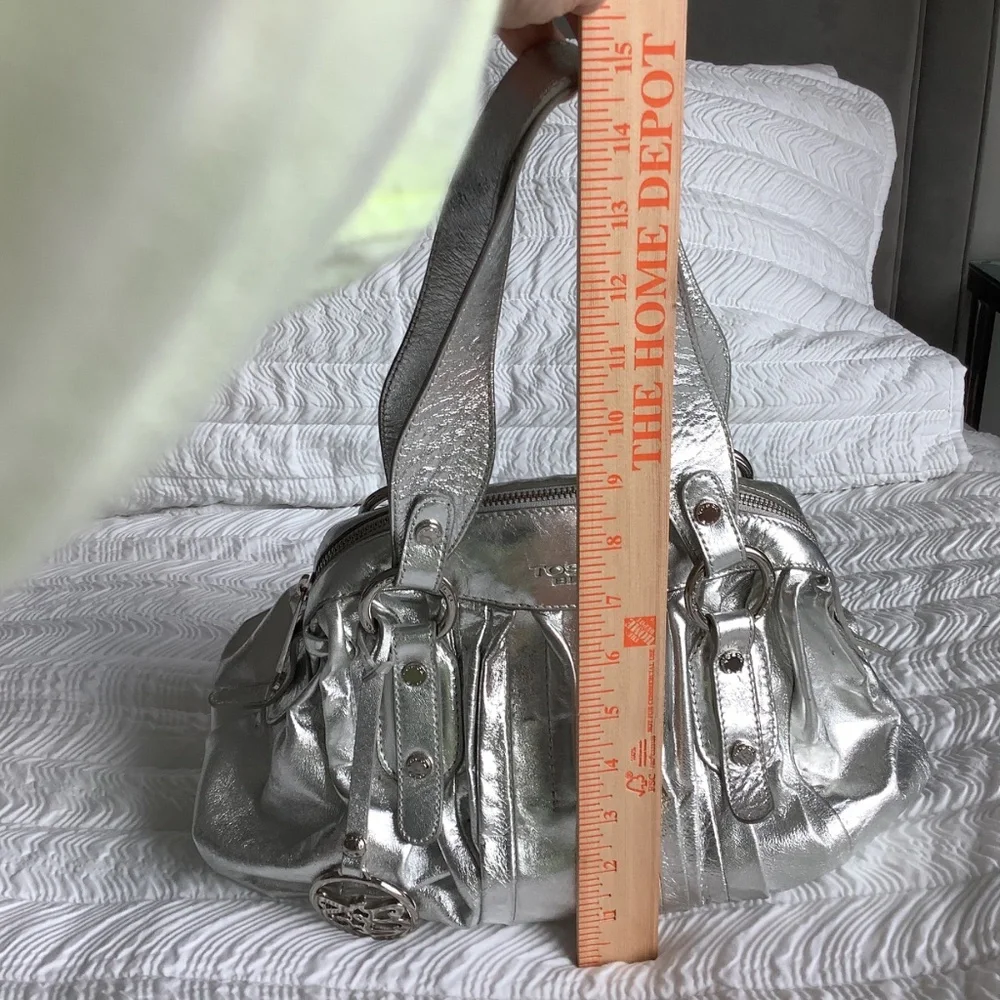 TOSCA BLU Silver Pleated Leather Shoulder Bag - Picture 14 of 16